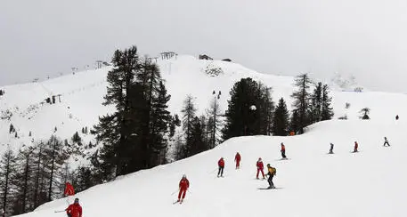 Sciatore di 29 anni si schianta contro un cannone sparaneve: la tragedia all'Aprica