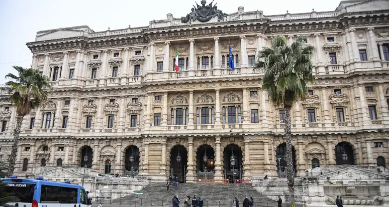 Umiliava e picchiava i figli con scopa e oggetti metallici: la matrigna va in carcere