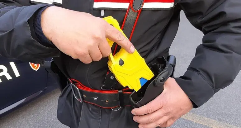 Muore dopo il colpo di taser, i sindacati: «Resta uno strumento indispensabile»