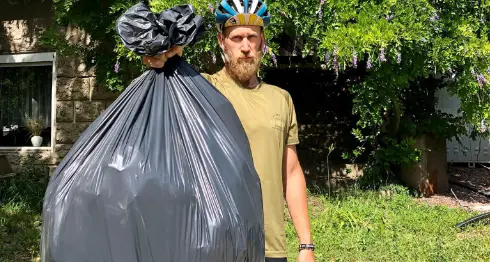 Da Arco a Budapest in bicicletta, raccogliendo i rifiuti di plastica lungo la strada (a quintali)