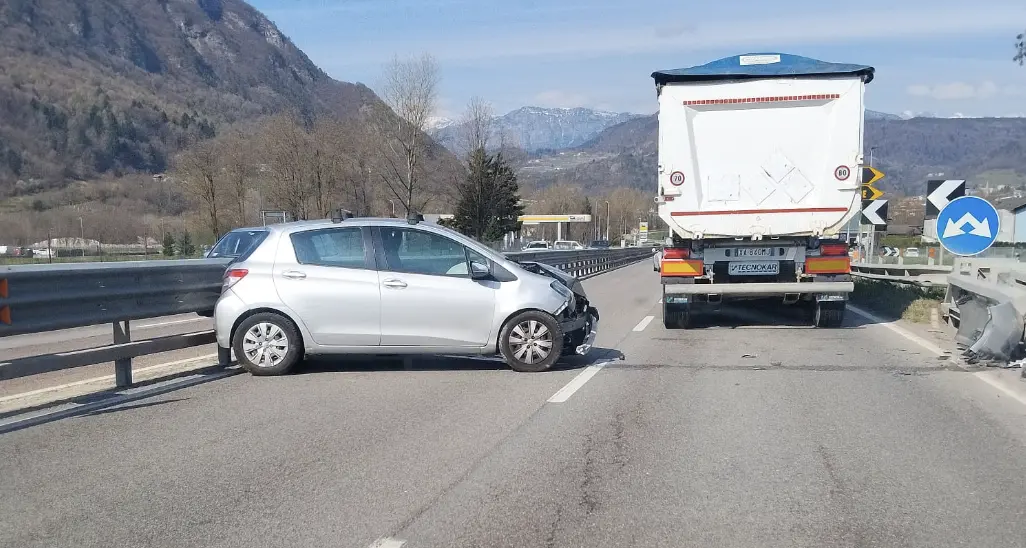 Ss47, auto sbanda e finisce nel guardrail nei pressi di Cirè: traffico rallentato