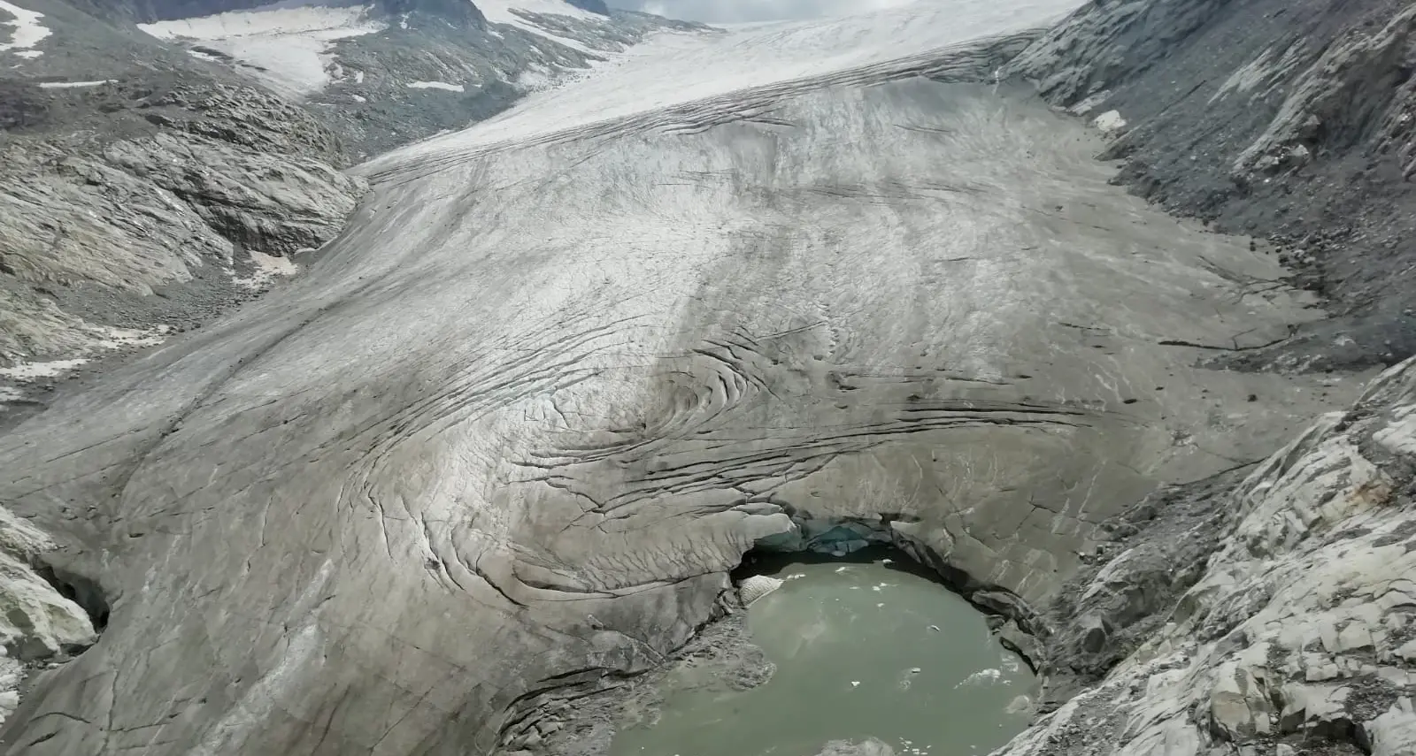 L’Adamello ridotto della metà: l’allarme di Legambiente per i ghiacciai delle Alpi