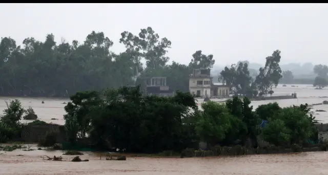 Pakistan: frana travolge volontari dopo alluvione, 9 morti