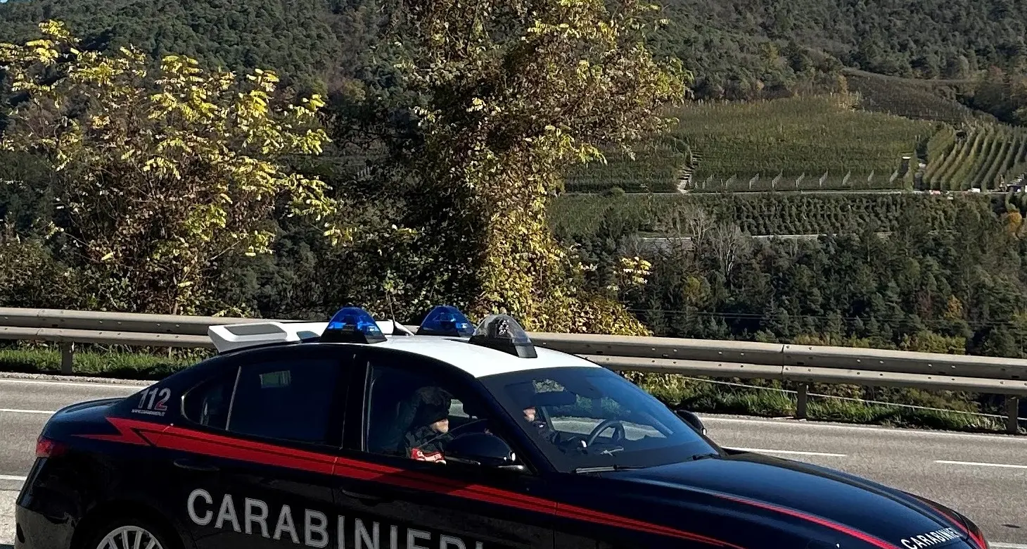 Ubriaco, viene allontanato dal bar: torna armato di coltello e si ferma solo quando vede il taser dei carabinieri