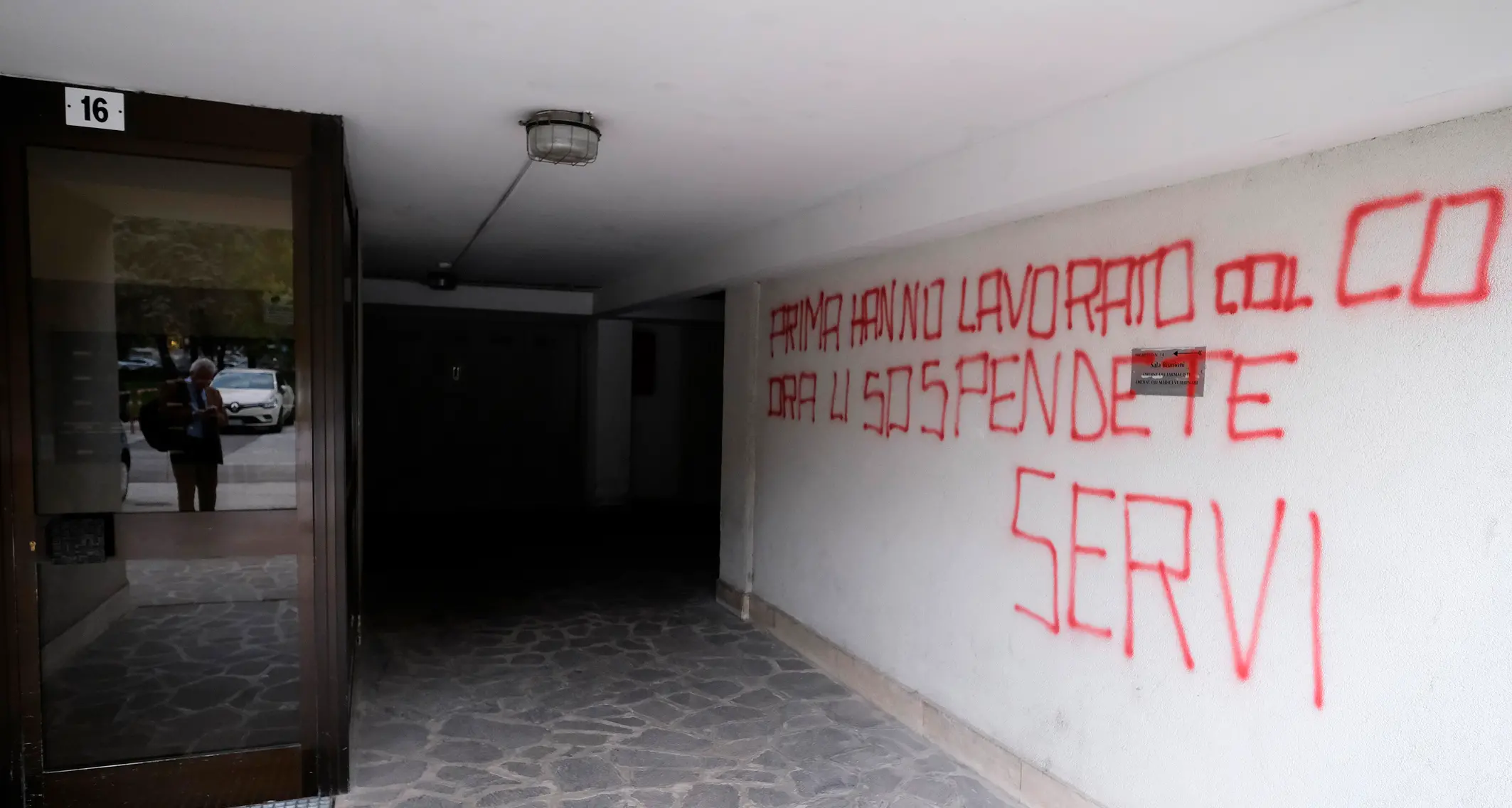 Vandalismi no-vax contro l’Ordine dei Medici, lo sdegno di Segnana, del sindaco Ianeselli e dell’Ordine degli infermieri