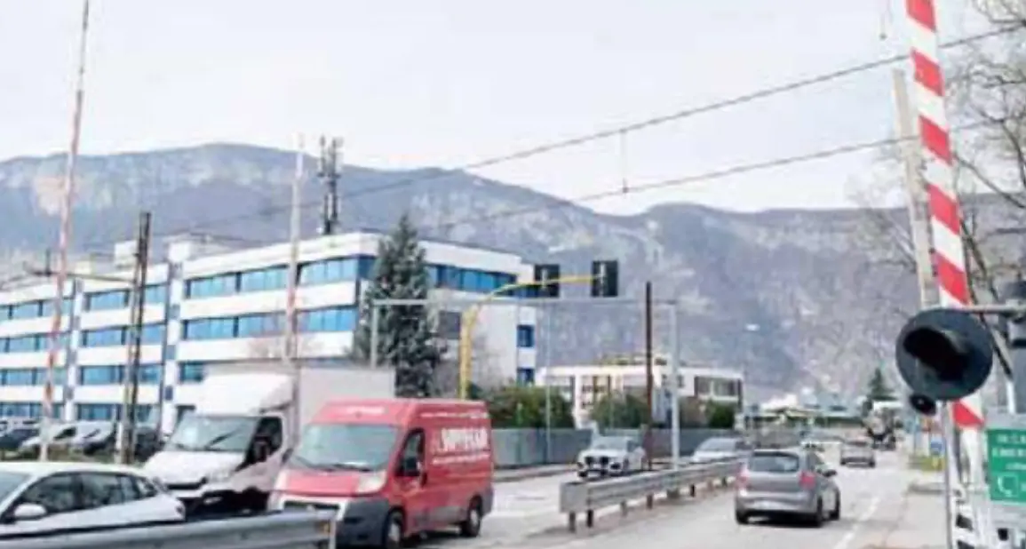 Spini di Gardolo, un ragazzo di 18 anni senza patente ruba l'auto e si schianta: denunciato