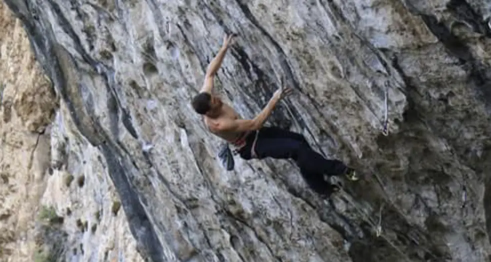 Tragedia sul Monte Biaina: muore Cristian Brenna, guida alpina e campione dell'arrampicata italiana