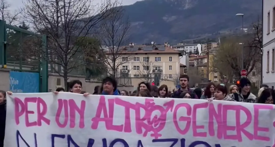 Studenti e studentesse in piazza a Trento per l’8 marzo: «Vogliamo un’educazione alla sessualità, al consenso, alla cura reciproca»