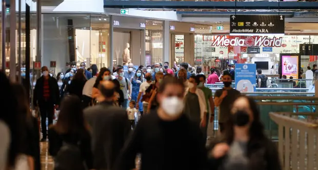 Dopo il 31 marzo mascherine al chiuso e green pass ancora obbligatori. Ipotesi quarta dose per tutti