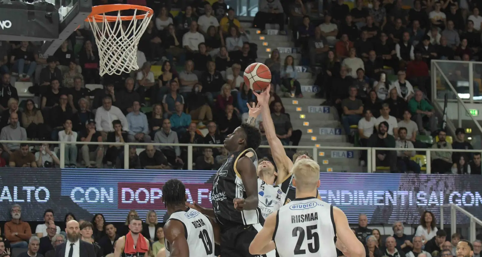 L’Aquila batte Tortona per 89-75, entusiasmo alle stelle alla BTS Arena