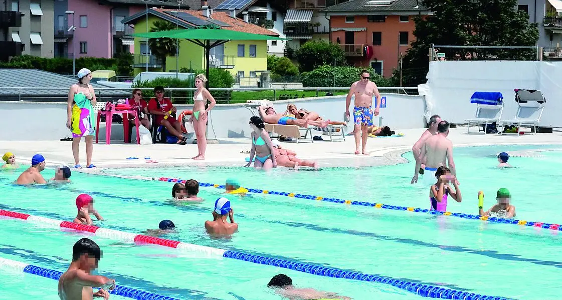 Allatta il pupo in piscina, mamma redarguita dai bagnini a Gardolo: «Ci vuole rispetto per gli altri»