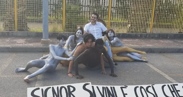 Open Arms: flashmob a Palermo, cartello contro Salvini
