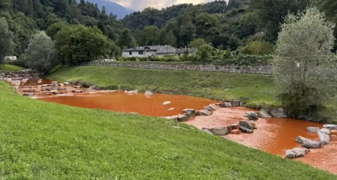 Il torrente Mandola diventa arancione, c’è il divieto di balneazione