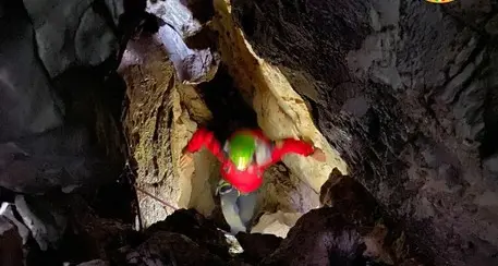 Salvato lo speleologo bloccato in una grotta a Pordenone, arrivati anche tecnici trentini