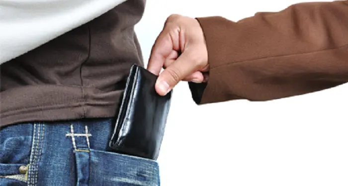 Fermato grazie ai passanti uno scippatore in centro a Trento: aveva rubato la pensione di un 90enne
