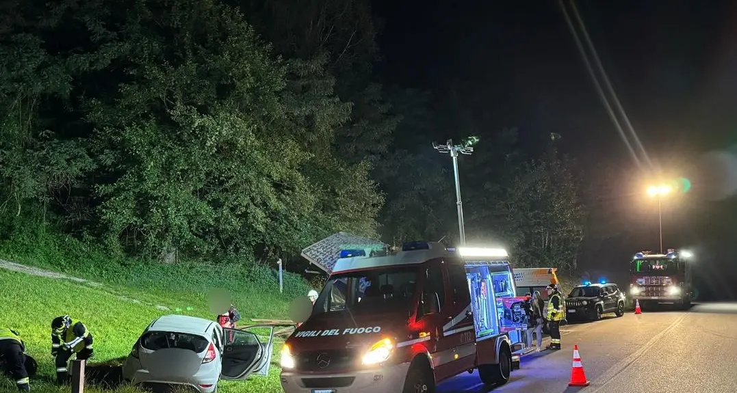 Incidente notturno a Magras: auto fuori strada sulla provinciale