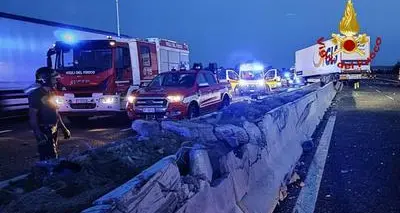 Un Tir invade la corsia opposta: chiuso un tratto di A1 in una giornata da bollino rosso