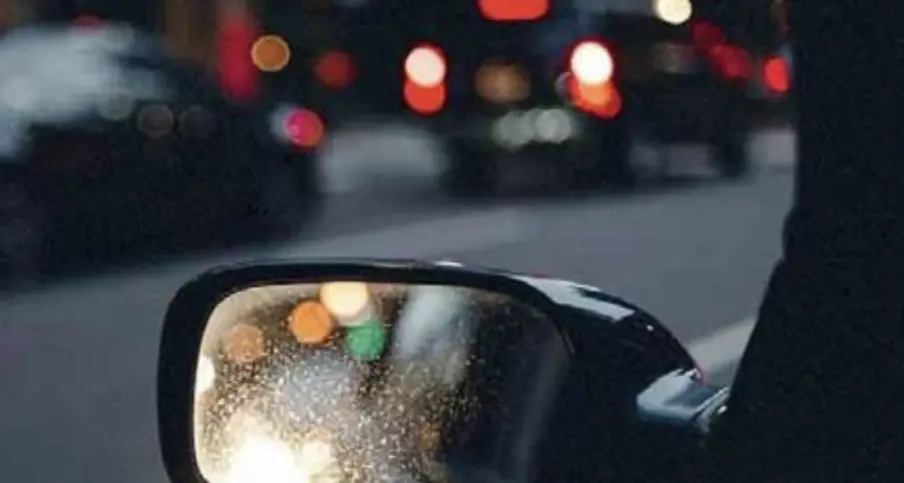 “Mi hai rotto lo specchietto”: un rumore e la richiesta di denaro, fate attenzione