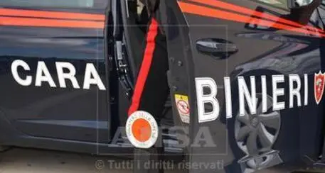 Varese: uccide la moglie e la figlia a martellate e tenta di darsi fuoco, grave il figlio minore