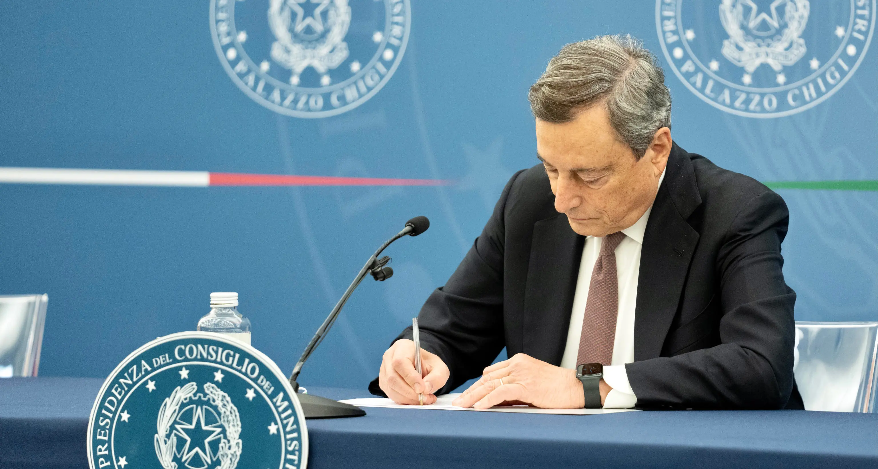 Draghi proroga lo «stato di emergenza» fino al 31 marzo, ecco gli 11 punti (ma niente obbligo di mascherine all’aperto)