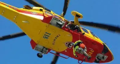 Tassullo: esce di strada e finisce in un dirupo, una persona portata al S.Chiara in elicottero