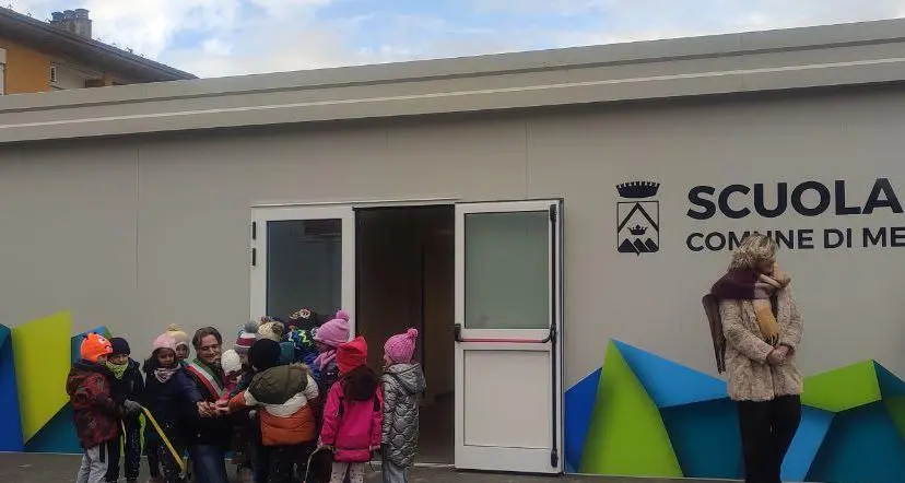 Mezzocorona, inaugurata la scuola nei prefabbricati: il vecchio edificio sarà demolito e ricostruito