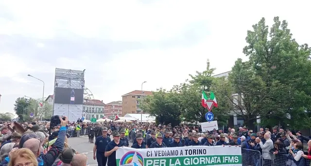 Adunata Alpini: 100mila 'penne nere' sfilano in strada a Biella
