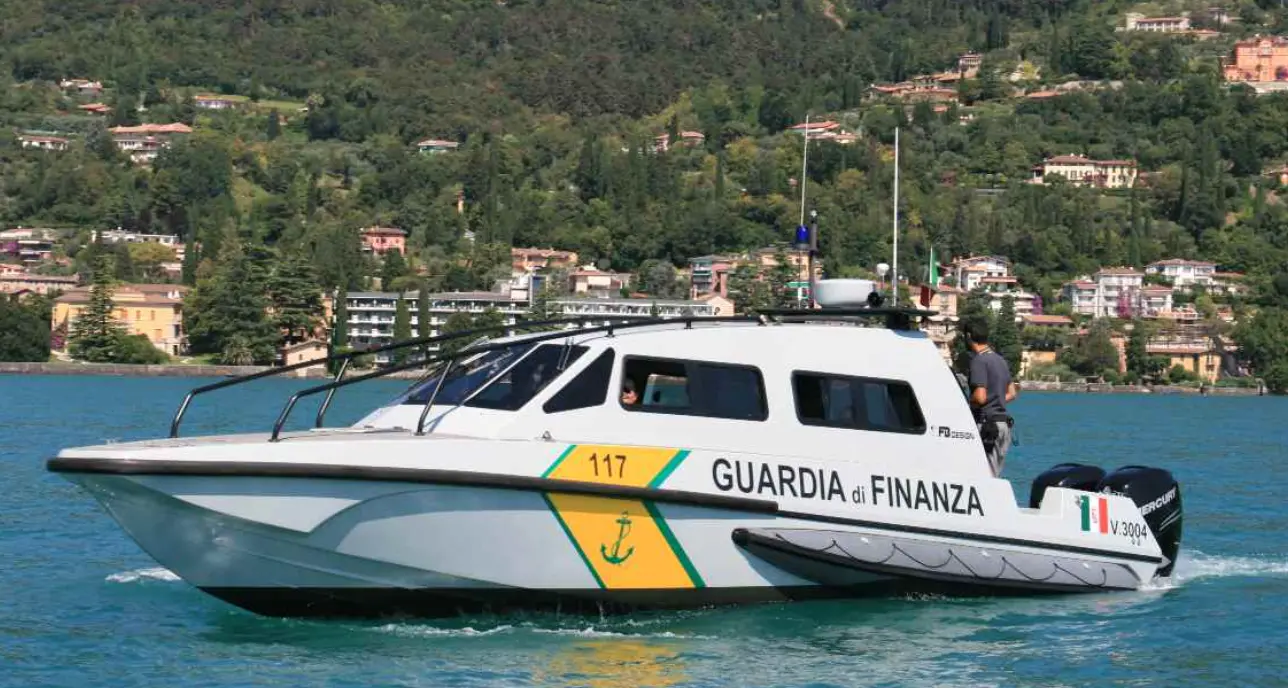 Motoscafo fuori controllo contro il molo di Moniga, amputa la gamba a un ragazzo seduto sul bordo