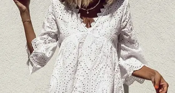 Il trend dell’estate? Vestiti bianchi in sangallo, e borsette all’uncinetto crochet