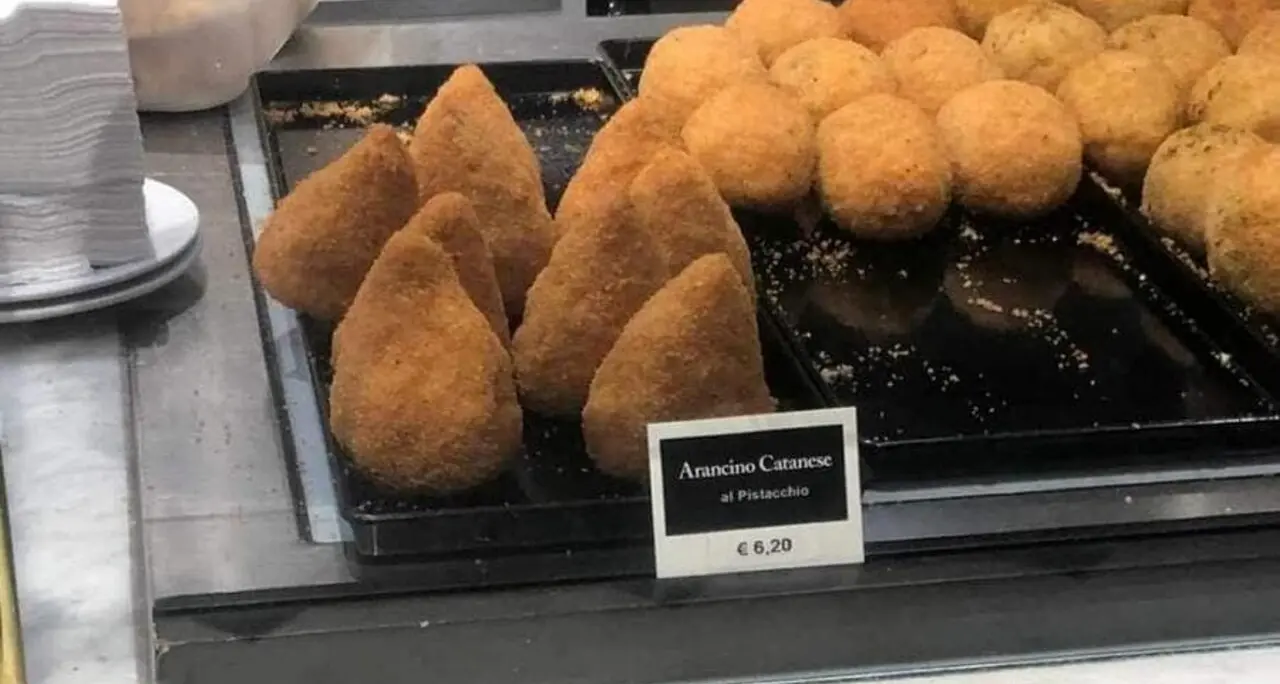 Catania, in aeroporto un arancino a 6,20 euro: la denuncia diventa virale