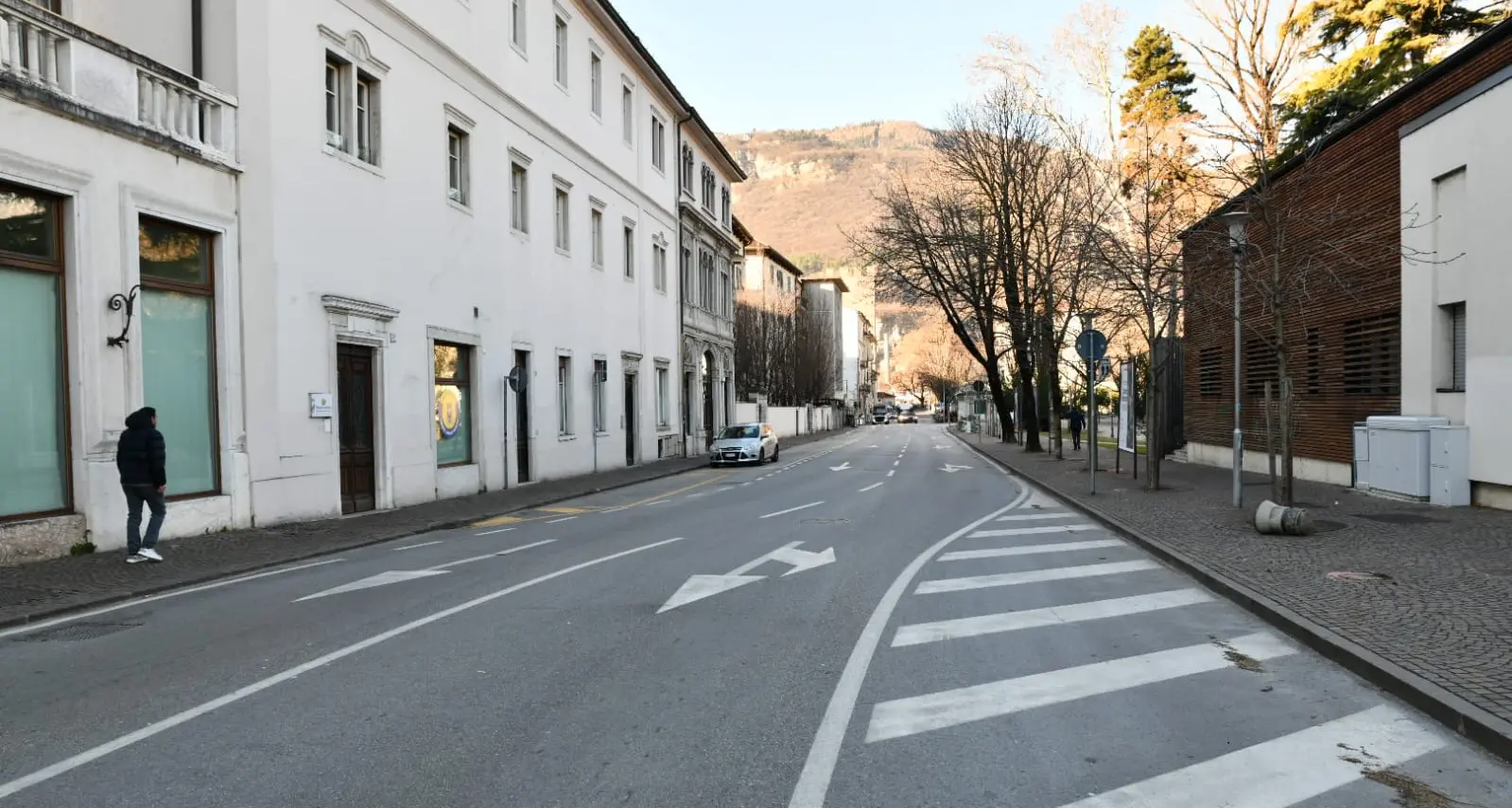 Trento: Santo Stefano col sole, tanto freddo, negozi chiusi, meno gente del solito e mercato del giovedì sotto tono