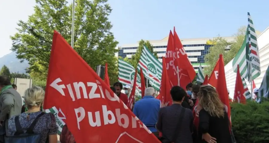 Rsa in difficoltà per i dipendenti no vax sospesi, la protesta dei sindacati