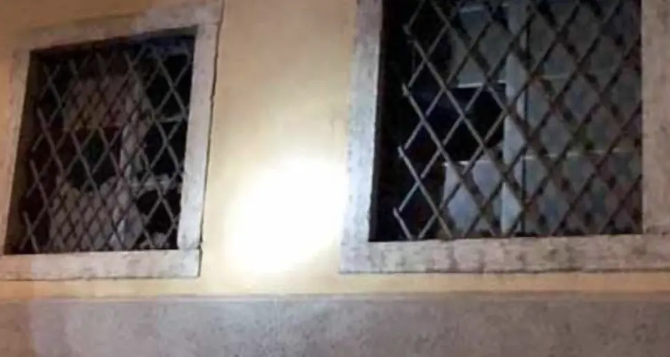 Botto di notte, finestre in frantumi: ad esplodere un petardo fatto in casa