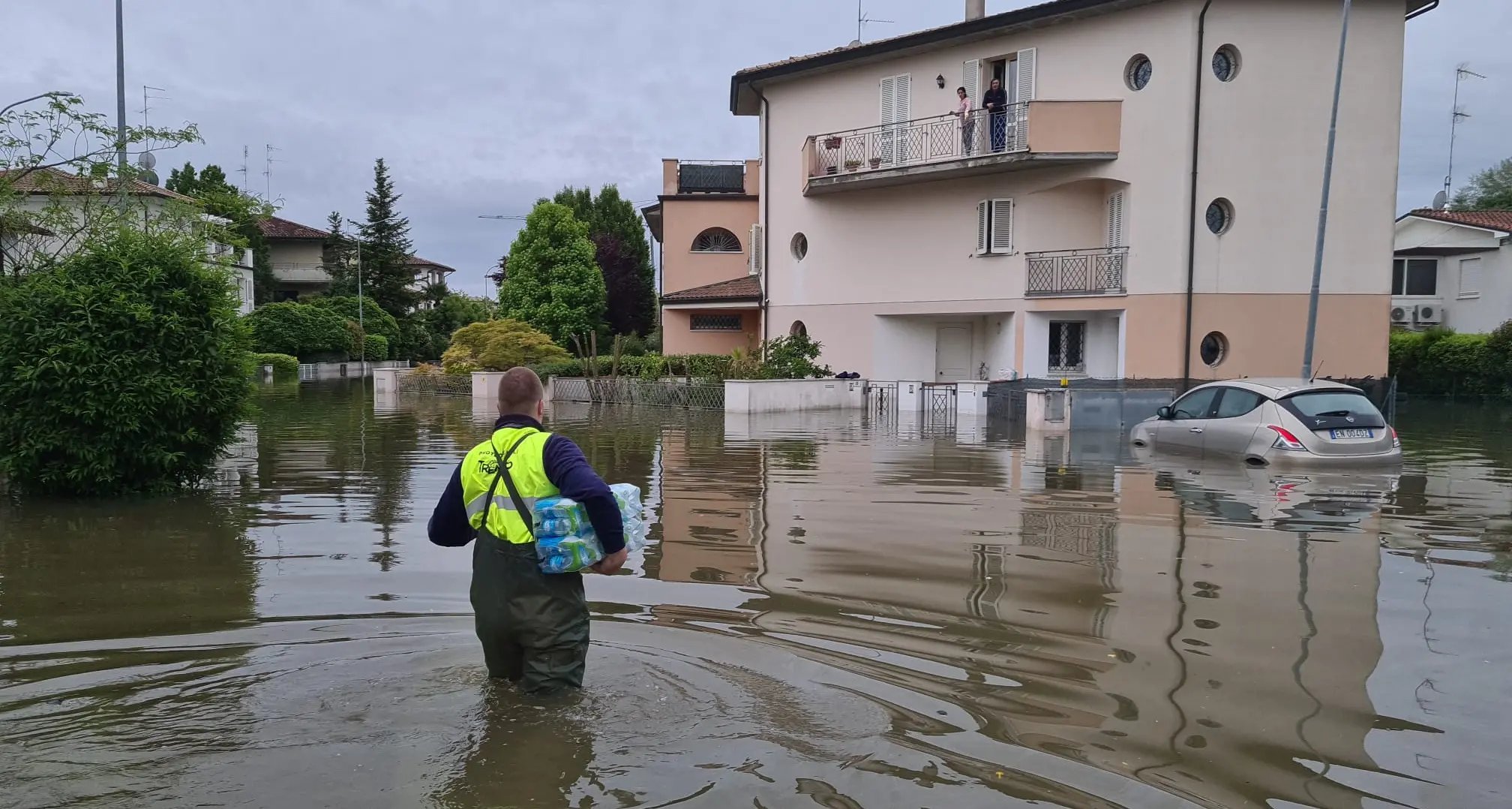 Romagna in ginocchio: aumentano gli sfollati, previste nuove piogge. Soccorritori trentini infaticabili