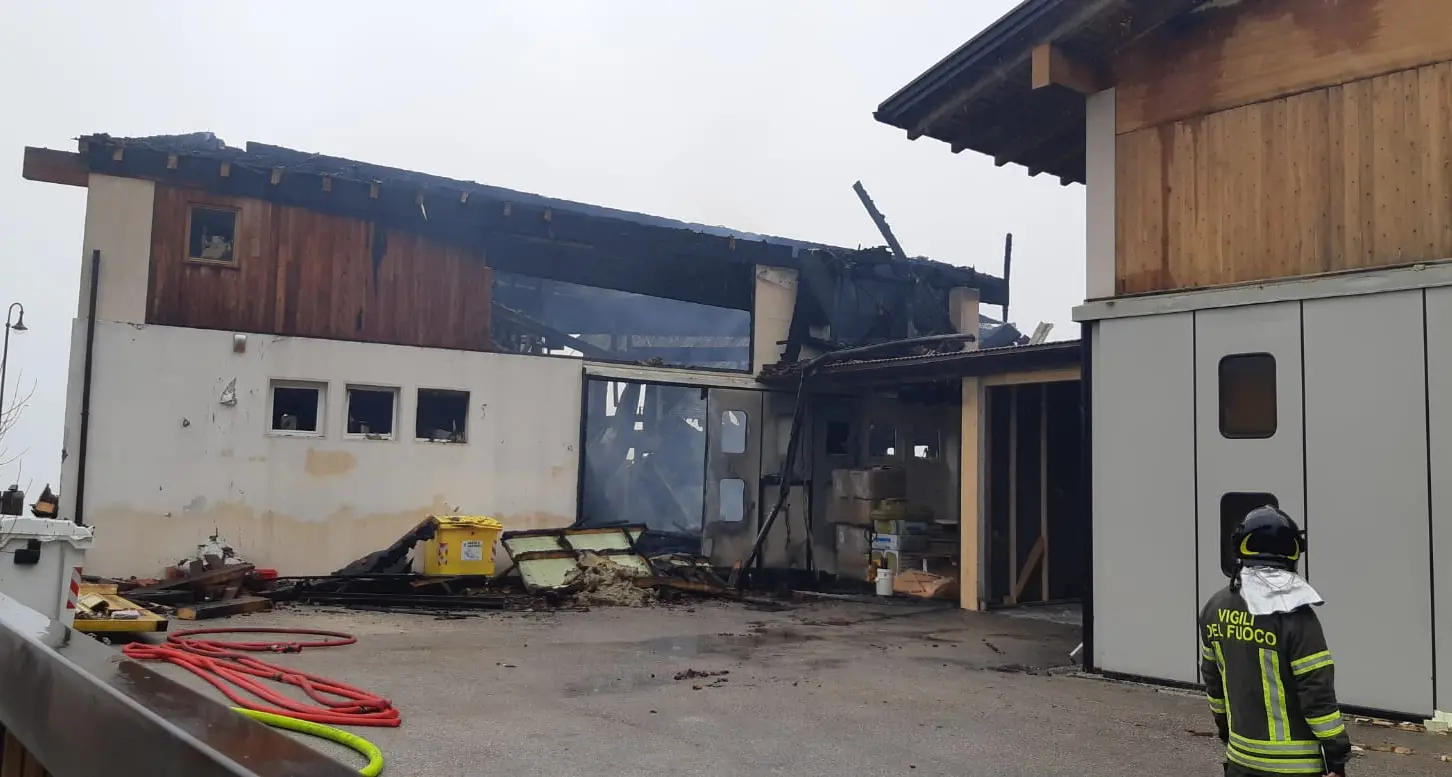 Azienda distrutta dall'incendio a Carbonare, ancora fumo dalla struttura, vigili del fuoco in sopralluogo