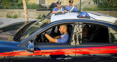 Femminicidio a Udine: uccide la moglie a coltellate mentre i figli dormono, poi scappa