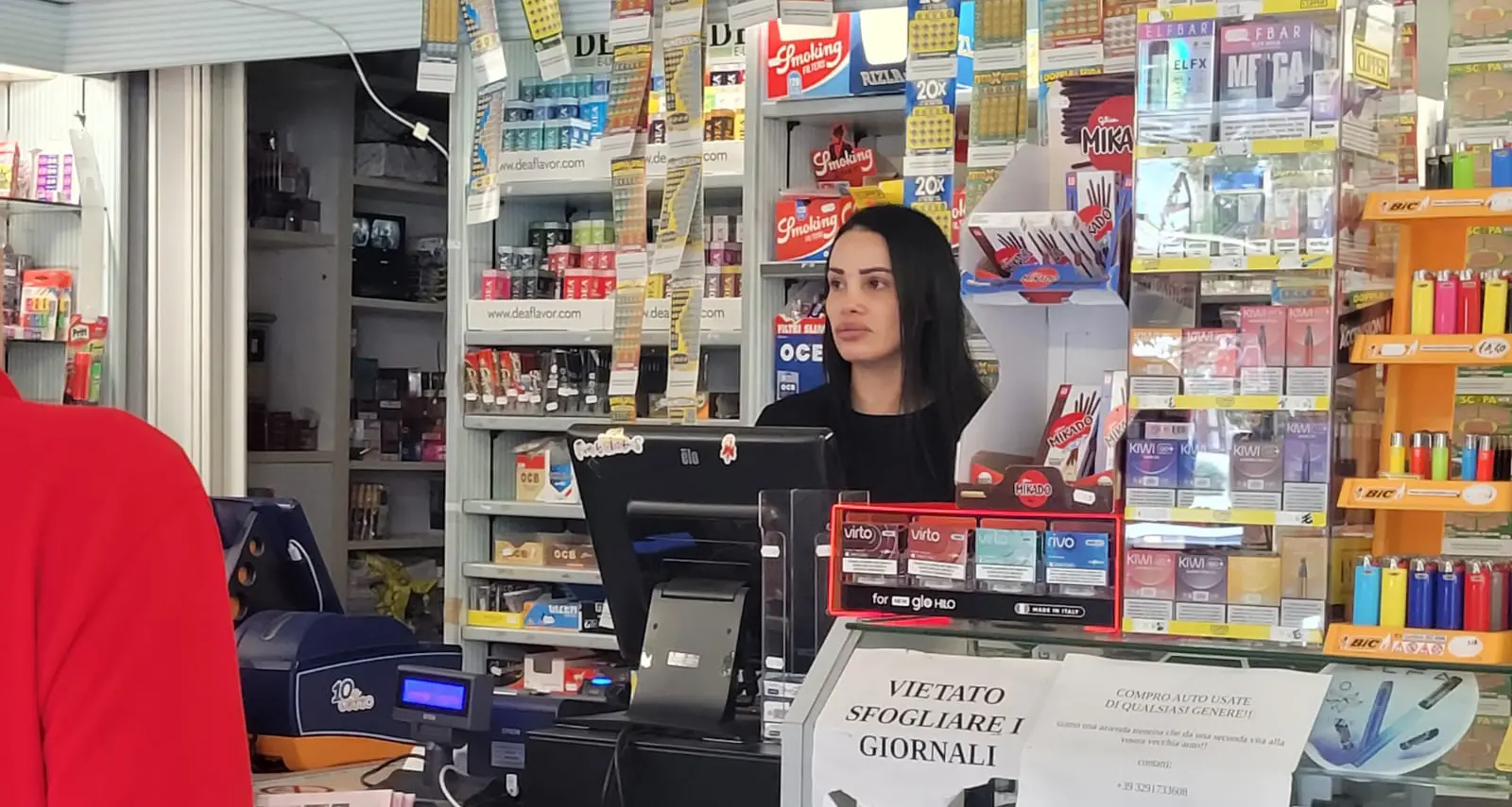 La tabaccheria di via Santa Croce riapre dopo la sparatoria: «Non me lo aspettavo, tanta gente qui per darmi forza»