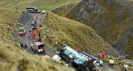 Bus in un burrone nel sudest della Bolivia, almeno 24 morti