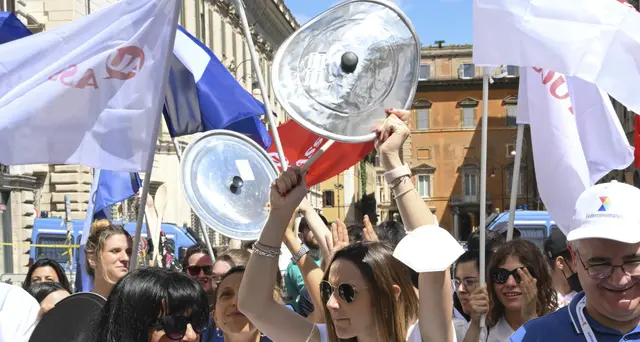 Consumatori: Commissione, rafforzare efficacia tutele utenti