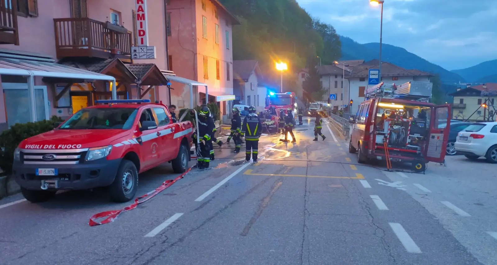 Fiamme nell'albergo, 50 evacuati in piena notte dal Piramidi di Segonzano, il fuoco nel locale lavanderia