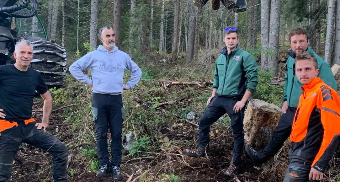 Tornano gli «eroi del legno»: dal 9 giugno i boscaioli della val di Fassa su Dmax