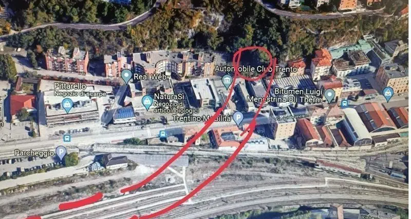 Circonvallazione ferroviaria, parlano quelli a cui abbatteranno le case: «Lo abbiamo saputo dalle foto sull’Adige»