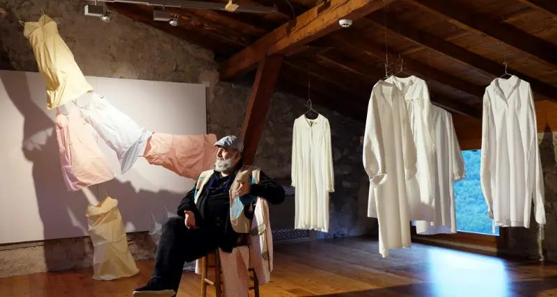 I ricami delle nonne e l’arte contemporanea: alla Casa degli Artisti Vittone una mostra dedicata a Maria Lai