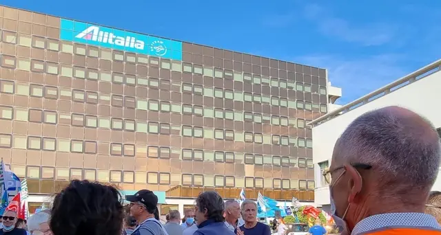Alitalia: Orlando, pronta norma su ammortizzatori sociali