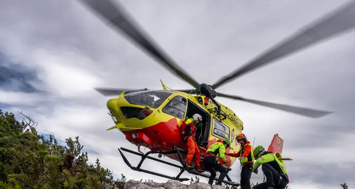 Vola in parete sulla cima dei Lastei: soccorso alpino in azione