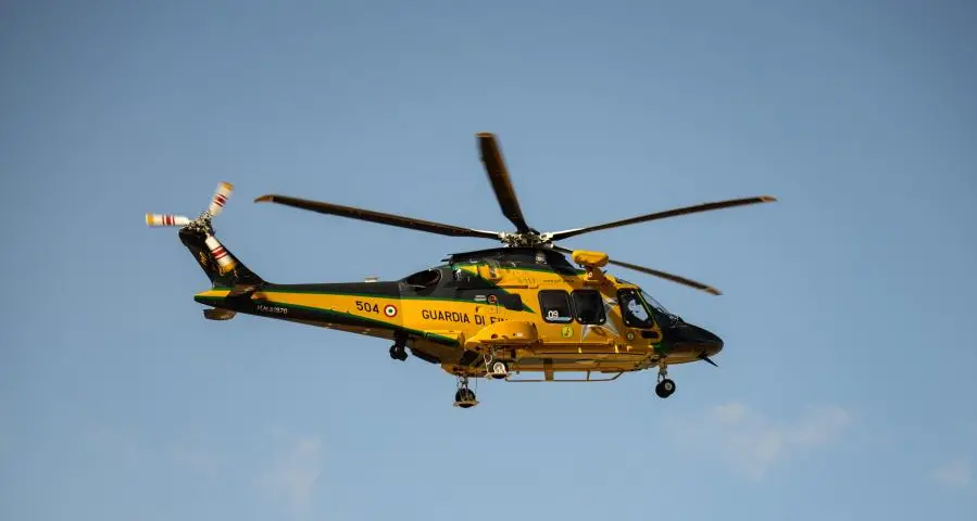 Sedici operai avvistati con l’elicottero su un capannone in Alto Adige: 11 erano in nero