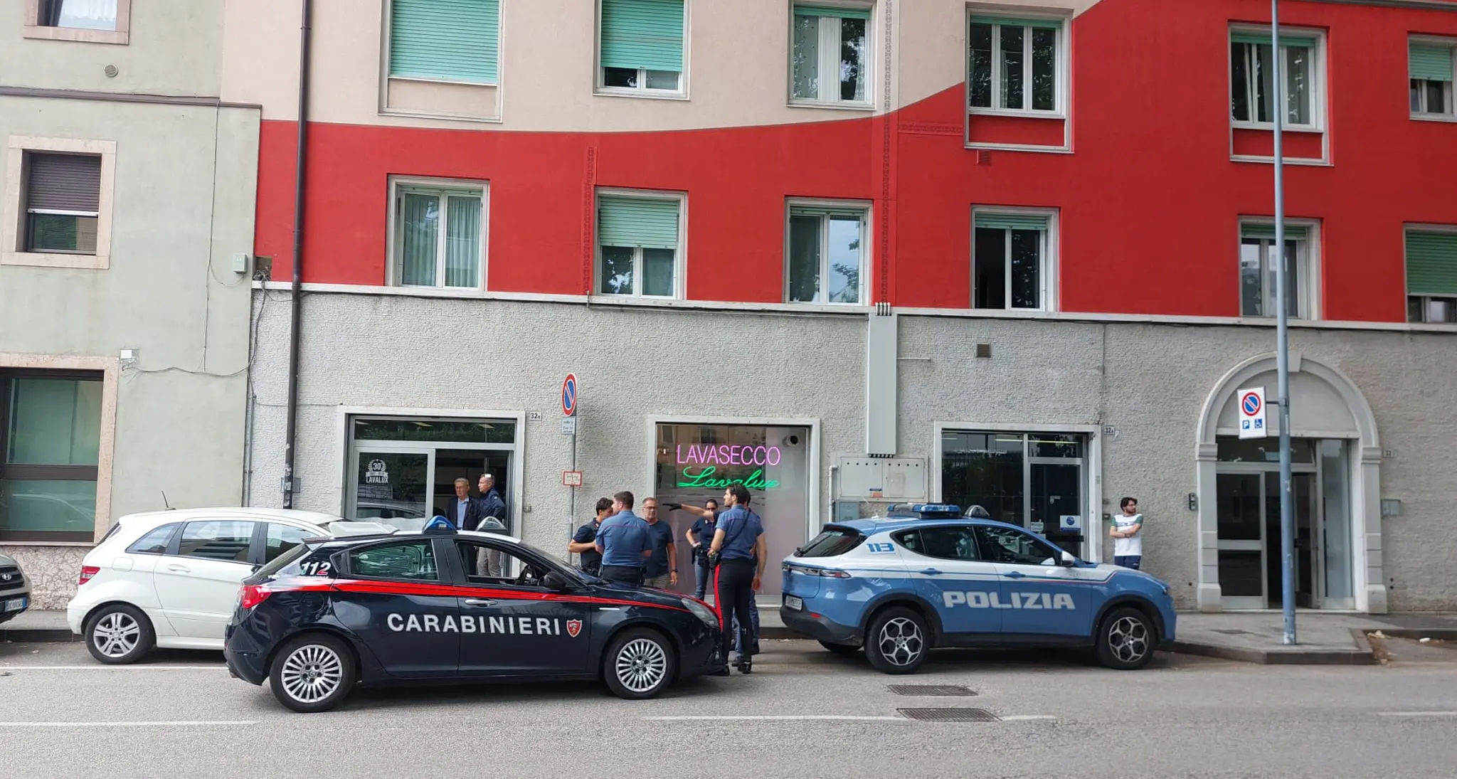 Spara un colpo di fucile mentre lo arrestano: paura in via Romagnosi