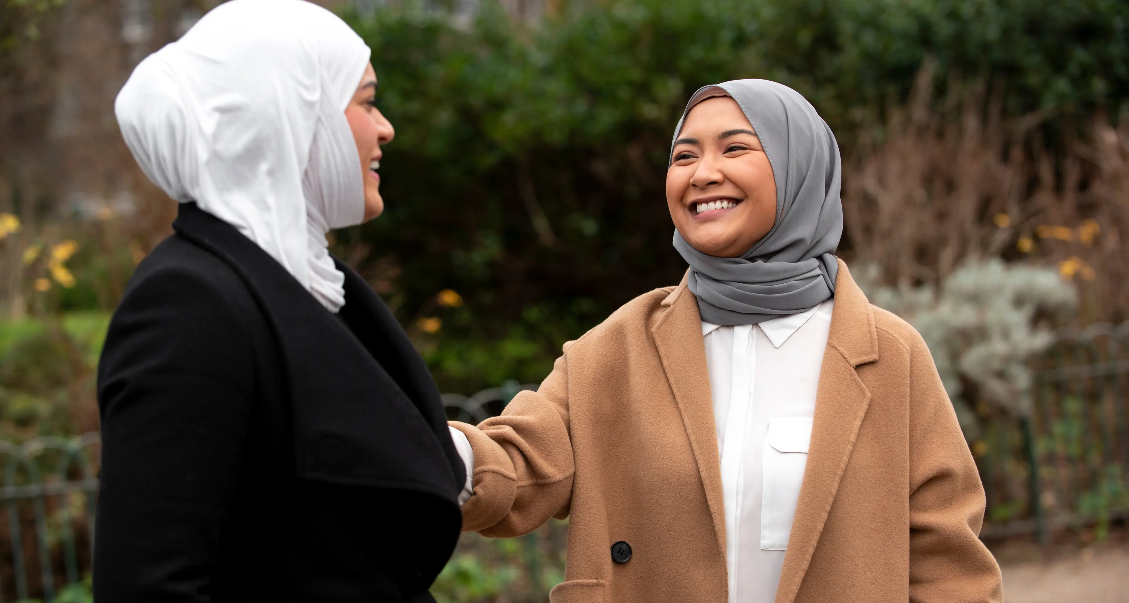 Iran, getta dello yogurt sulla testa di due donne perché non indossano l’hijab