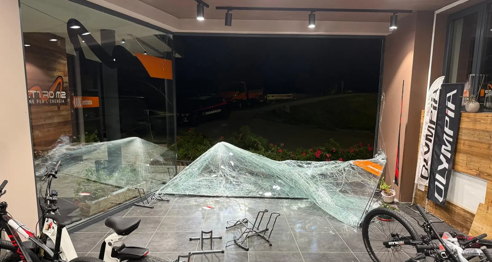 Furgone sulla vetrata della Elettro M2 di Tiarno di Sotto, rubate dieci bici: 65mila euro di danni