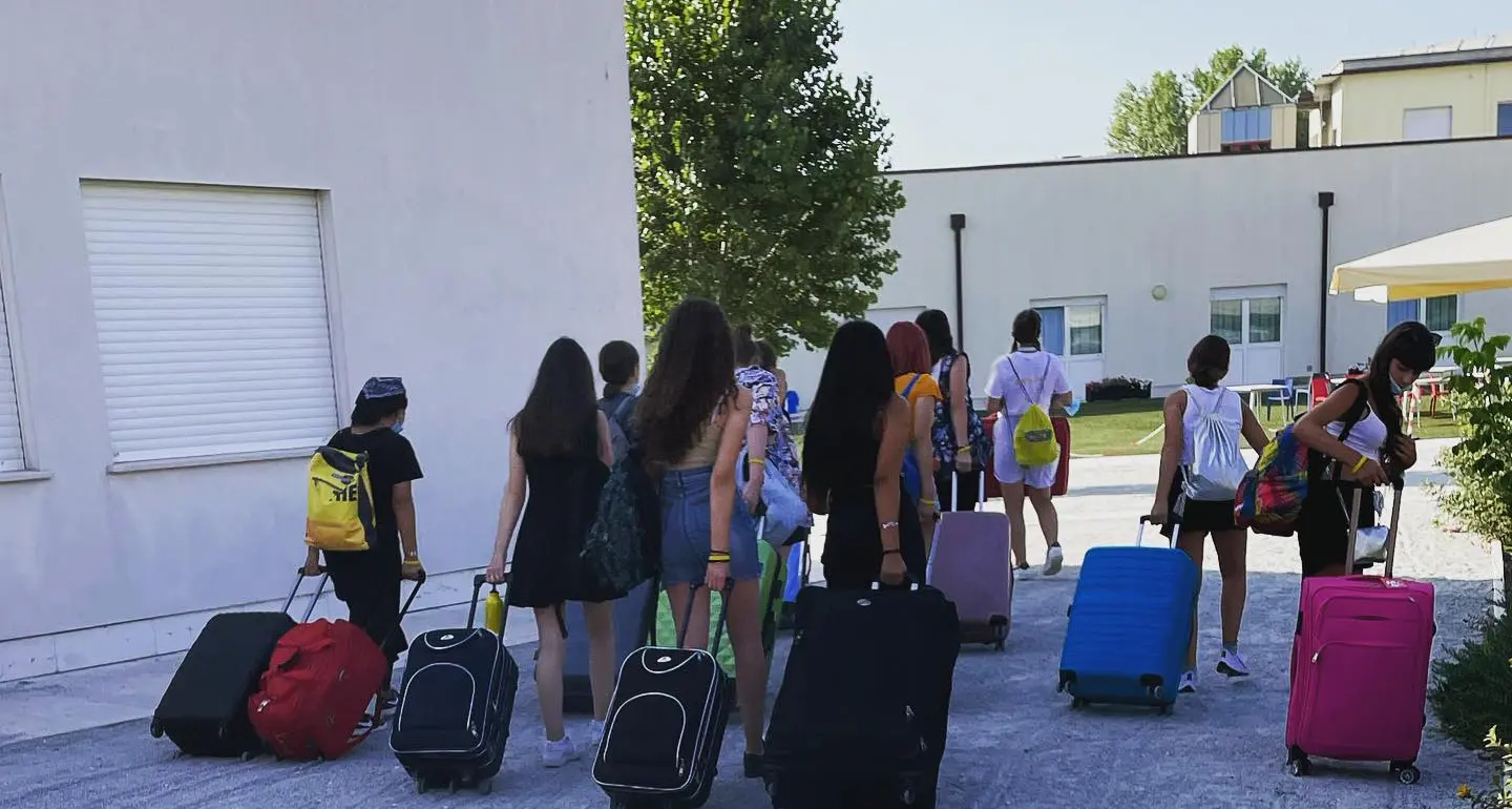 Domani mattina il rientro da Cesenatico: 300 persone, 8 pullman, i ragazzi positivi viaggeranno a parte e con un medico
